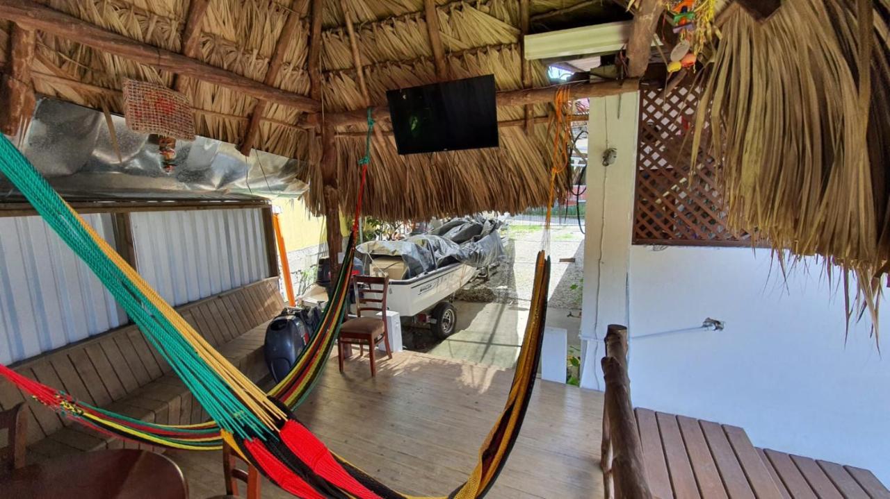 Hostal Blood Moon Rio Dulce Town Exterior foto