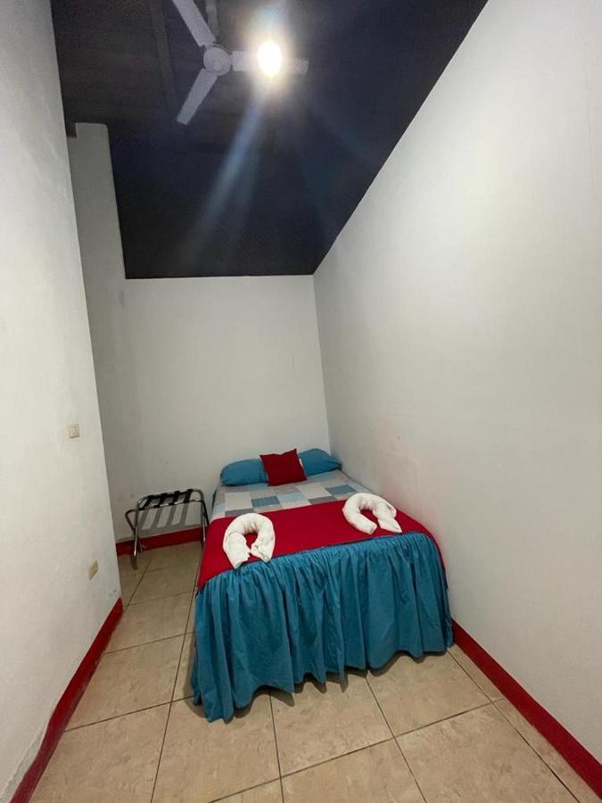 Hostal Blood Moon Rio Dulce Town Exterior foto
